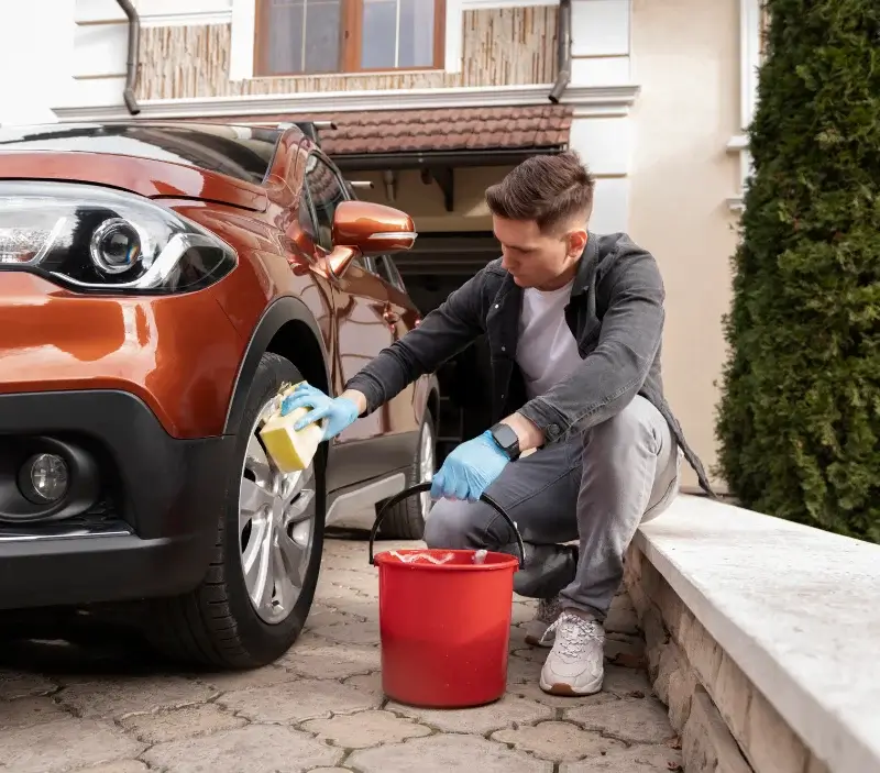 Lavage auto à domicile Parentis-en-Born : professionnel intervenant sur un véhicule